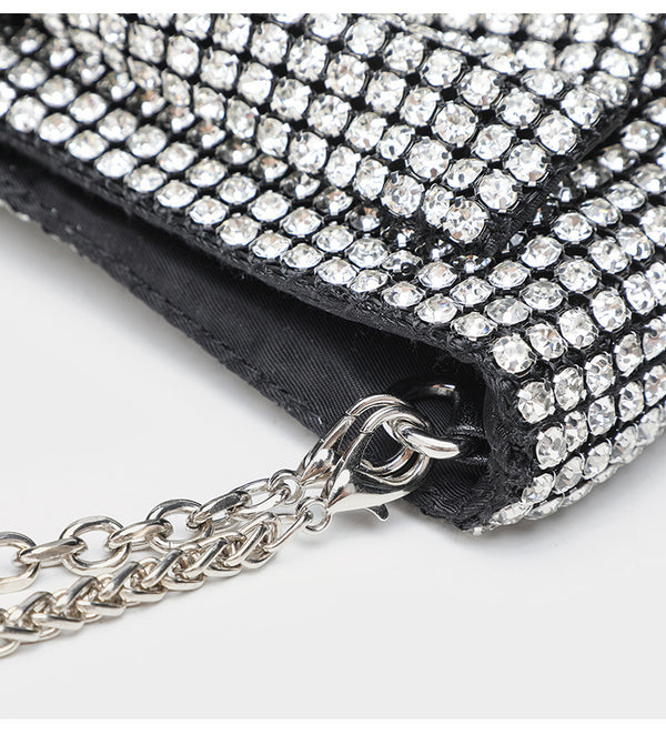 Kleine rechteckige, mit Strasssteinen besetzte Schleifen-Clutch zum Umhängen mit silberfarbener Kettenriemen, Detailansicht 18