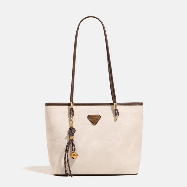 Großer strukturierter Shopper mit offenem Oberteil in Creme mit dunkelbraunen Besätzen in Lederoptik, zwei Schulterriemen und dreieckigem Logo-Badge