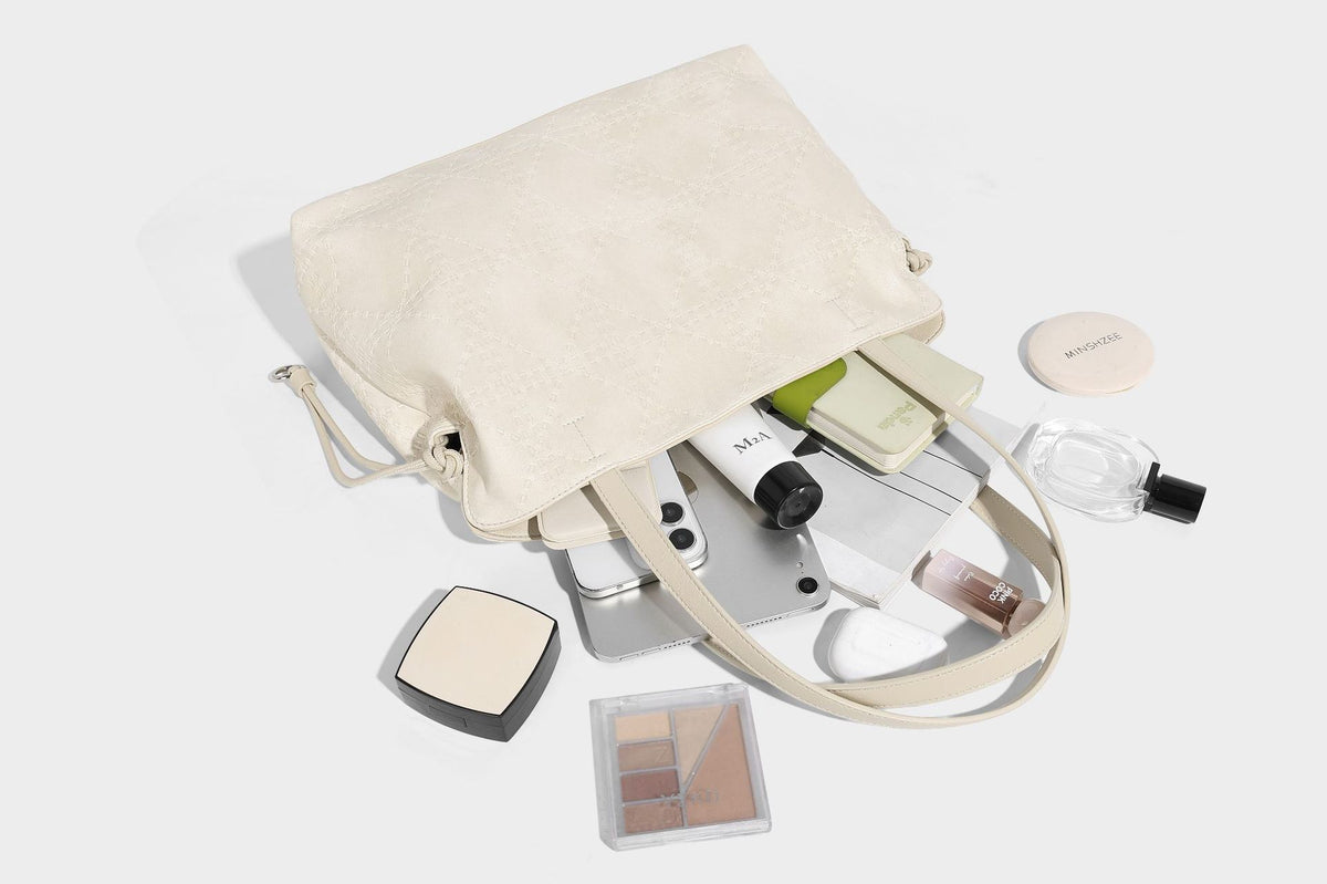 Große Schultertasche in Cremeweiß in Lederoptik mit geprägter Oberfläche, zwei langen Trägern, seitlicher Kordelraffung und abnehmbarem