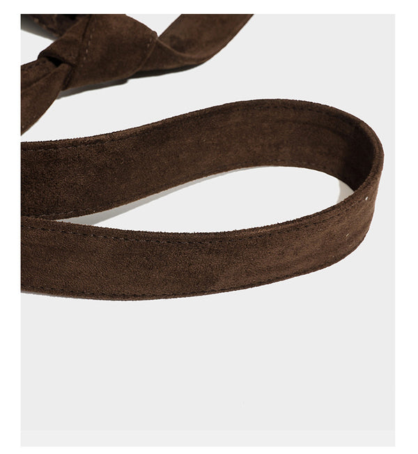 Lässige Hobo-Schultertasche in dunkelbrauner Velourslederoptik mit Ton-in-Ton-Blumenstickerei und langem, geknotetem Einzelriemen, Detailansicht