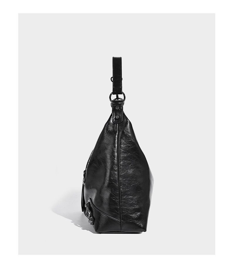 Große, glänzende Hobo-Schultertasche mit geknautschtem Effekt, dunkelfarbenen Nieten, Reißverschluss, vorderem Reißverschlussfach und verstellbarem Crossbody-Riemen