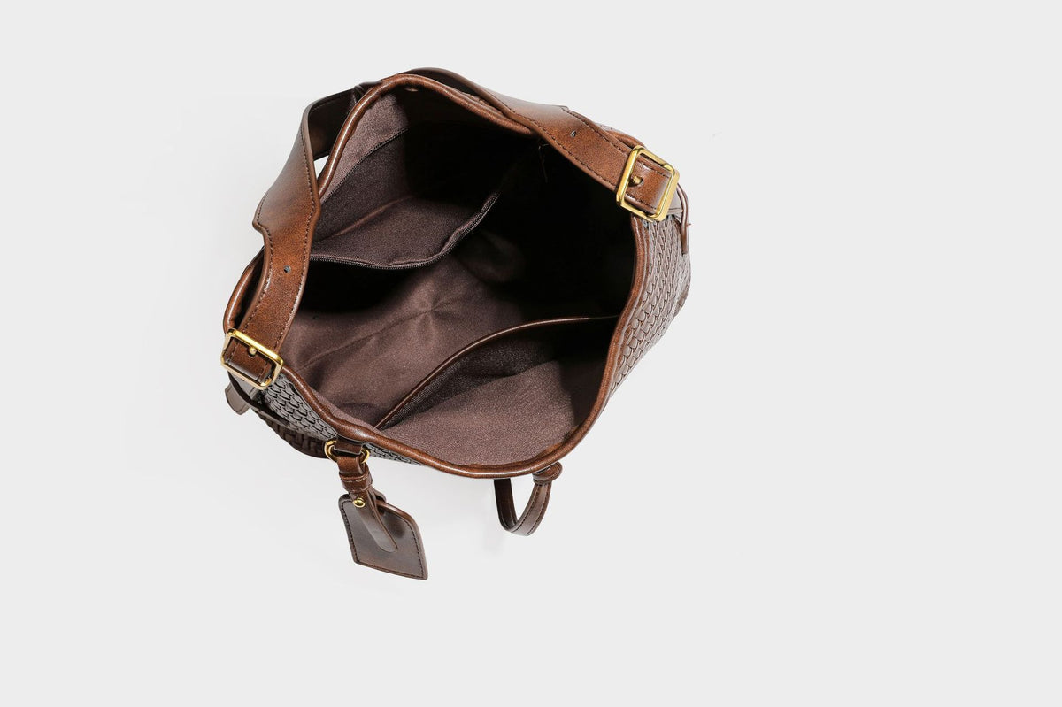 Lässig gewebte Schultertasche in Lederoptik mit Bindebandverschluss, goldfarbenen Metalldetails und einem Schulterriemen, Detailansicht 46