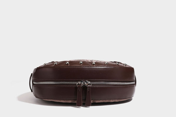 Crescent-Hobo-Schultertasche mit braunem Leopardenmuster, silbernen Nieten, Ösenbesatz, verstellbarem Riemen und abnehmbarem Mini