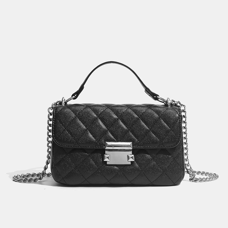 Kleine strukturierte Schultertasche mit Rautensteppung, doppeltem silberfarbenem Kettenriemen und rechteckigem silberfarbenem Verschluss, Vorderansicht