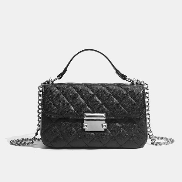 Kleine strukturierte Schultertasche mit Rautensteppung, doppeltem silberfarbenem Kettenriemen und rechteckigem silberfarbenem Verschluss, Vorderansicht