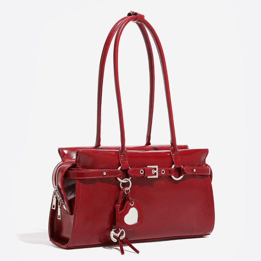 Glänzende, strukturierte rechteckige Schultertasche mit zwei Riemen, vorderem Riemen mit Gürtelschnalle, Herzanhänger und silberfarbenem