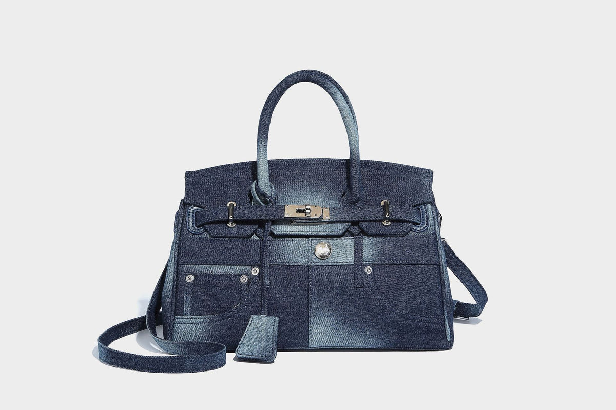 Strukturierte Patchwork-Tasche aus gewaschenem Denim mit gerollten Henkeln, Klappverschluss mit Drehverschluss, aufgesetzten Fronttaschen und, Detailansicht