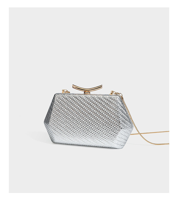 Kleine strukturierte Clutch aus Metallic-Geflecht mit goldfarbenem Bügelverschluss und abnehmbarem Kettenriemen, Detailansicht 13