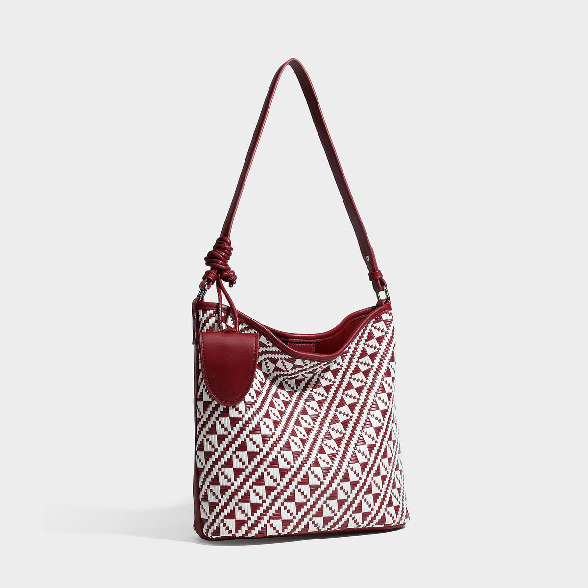 Gewebte Schultertasche mit geometrischem Ethno-Muster, dunkelbraunem Kunstlederbesatz, langem verstellbarem Trageriemen und kleinem hängendem Reißverschluss