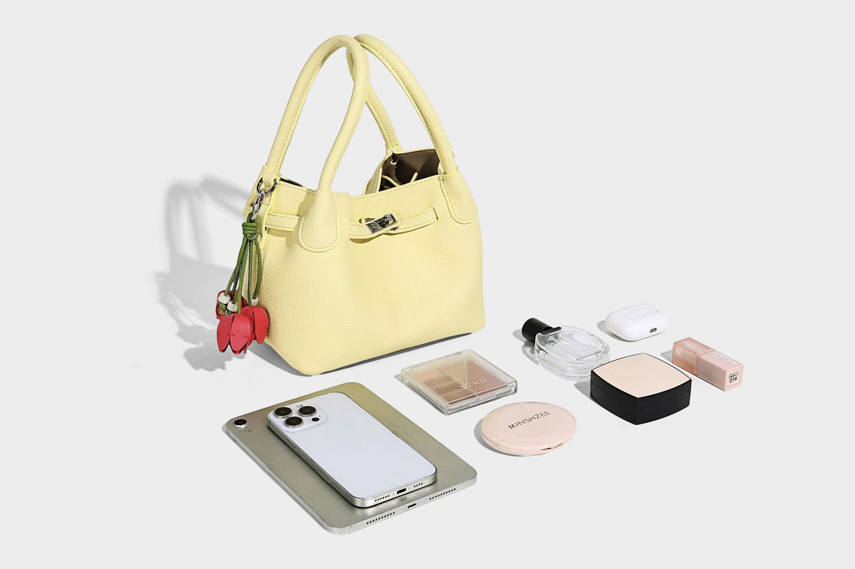 Kleine strukturierte Henkeltasche mit genarbter Oberfläche, silberfarbenem Drehverschluss, zwei Henkeln, abnehmbarem Schulterriemen und