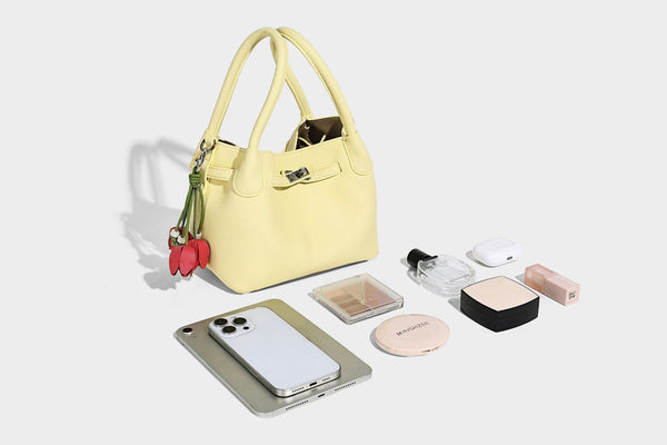 Kleine strukturierte Henkeltasche mit genarbter Oberfläche, silberfarbenem Drehverschluss, zwei Henkeln, abnehmbarem Schulterriemen und
