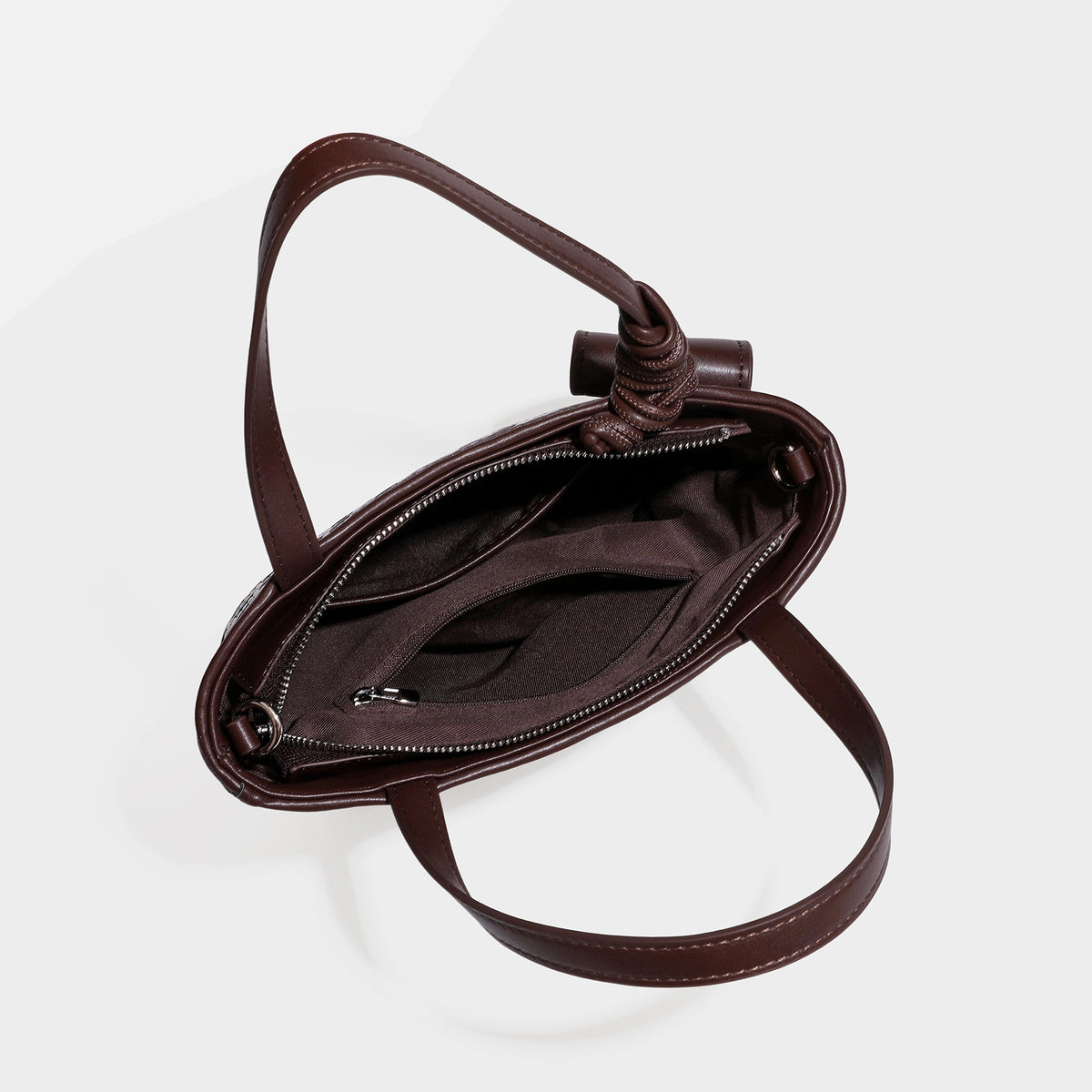 Kleine, strukturierte, gewebte Tote-Bag mit geometrischem Muster, glatten Details in Lederoptik, geknoteten Tragegriffen, Reißverschluss und herabhängendem Frontdetail
