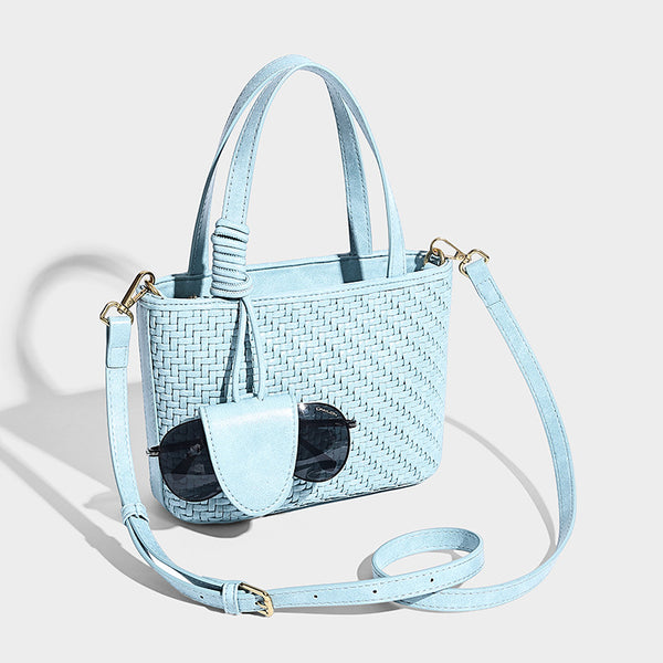 Kleine, strukturierte Tote-Bag aus geflochtener Lederoptik mit geknoteten Tragegriffen, abnehmbarem Schulterriemen und hängendem Mini-Frontdetail