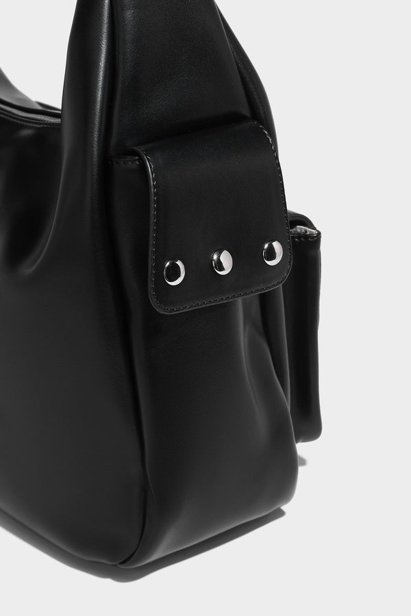 Lässig fallende Hobo-Schultertasche mit glänzender Lederoptik, vorderen Klappentaschen, Kettenapplikationen und silberfarbenen Nietbeschlägen