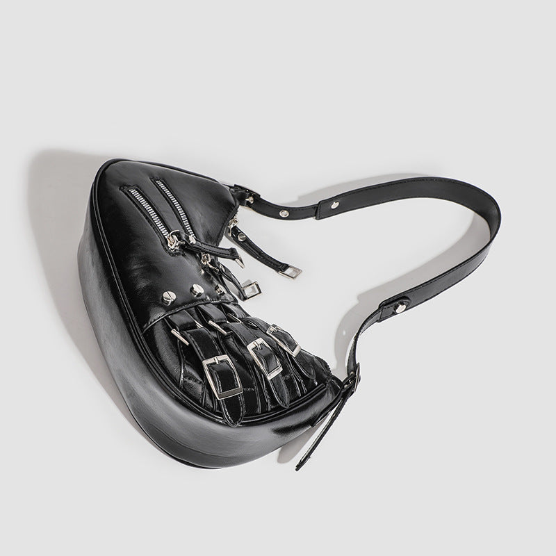 Glänzende schwarze Crescent-Hobo-Schultertasche mit übereinander angeordneten Gürtelschnallen, silberfarbenen Nieten und zwei vorderen Reißverschlusstaschen, Detailansicht 3
