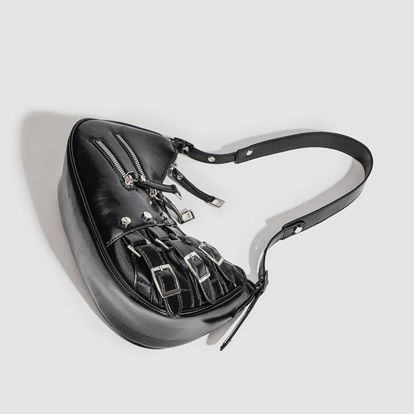 Glänzende schwarze Crescent-Hobo-Schultertasche mit übereinander angeordneten Gürtelschnallen, silberfarbenen Nieten und zwei vorderen Reißverschlusstaschen, Detailansicht 3