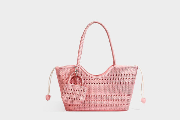 Strukturierte Henkeltasche aus geflochtenem Material in Dunkelbraun mit geflochtenen Henkeln, seitlichen Zugbändern und befestigtem Mini-Täschchen aus geflochtenem Material mit