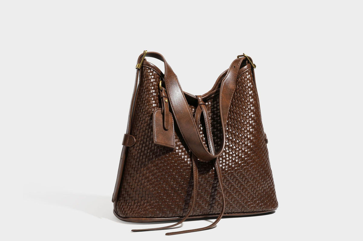 Lässig gewebte Schultertasche in Lederoptik mit Bindebandverschluss, goldfarbenen Metalldetails und einem Schulterriemen, Detailansicht 39