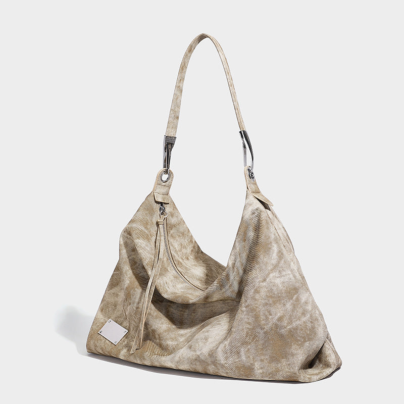 Große, lässig fallende Hobo-Schultertasche mit gewaschener, matter Struktur, Reißverschluss oben, silberfarbenen Beschlägen und langem, detail