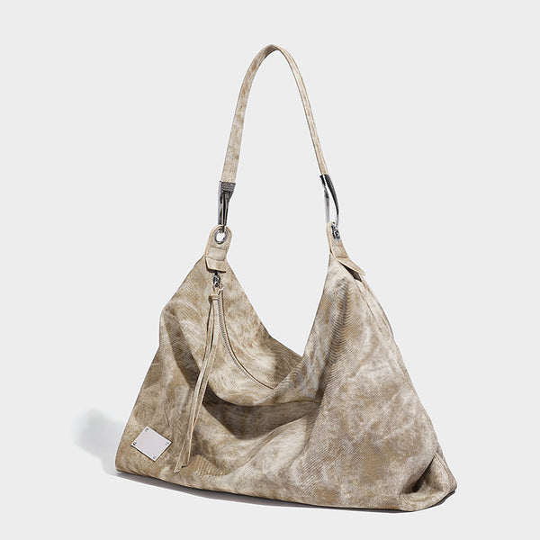 Große, lässig fallende Hobo-Schultertasche mit gewaschener, matter Struktur, Reißverschluss oben, silberfarbenen Beschlägen und langem, detail