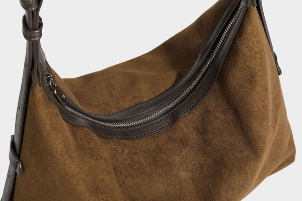 Lässige Hobo-Schultertasche mit matter brauner Wildlederoptik, dunklen glatten Besätzen, Reißverschluss oben und langem, verstellbarem