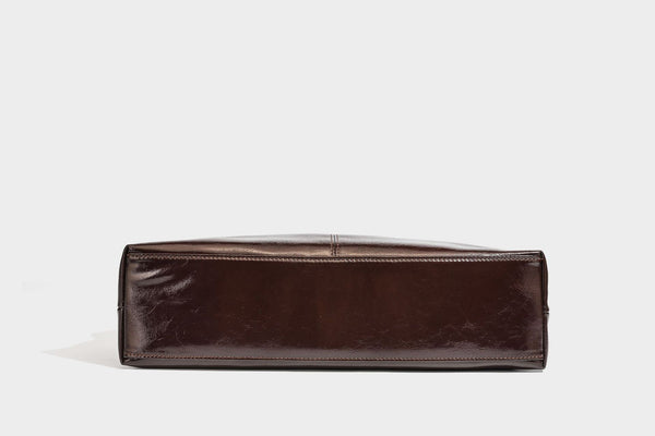 Glänzende dunkelbraune, lässig geschnittene Hobo-Schultertasche mit Riemendetail mit silberfarbenen Ösen, Reißverschlussfach auf der Vorderseite und Herz mit Leopardenmuster