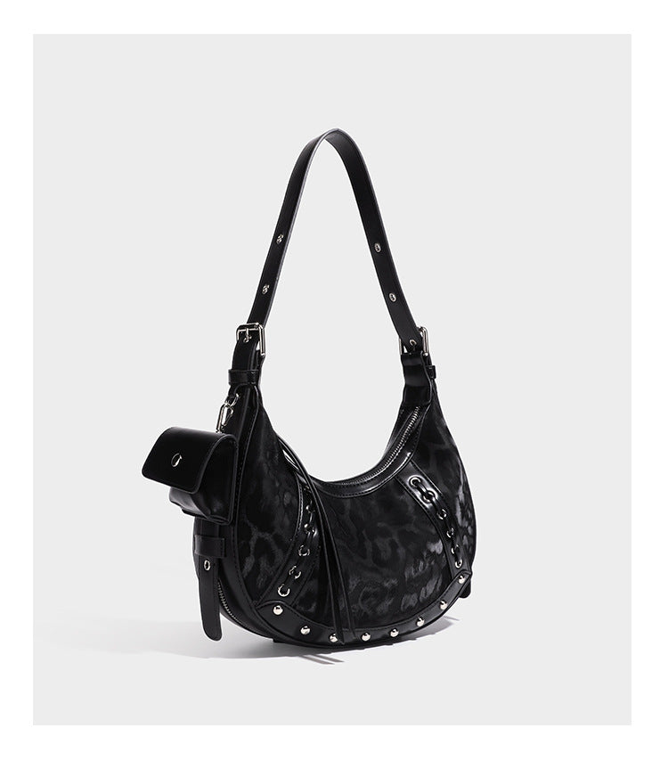 Crescent-Hobo-Schultertasche mit braunem Leopardenprint, silberfarbenen Nieten, Ösenbesatz, verstellbarem Riemen und abnehmbarem Mini