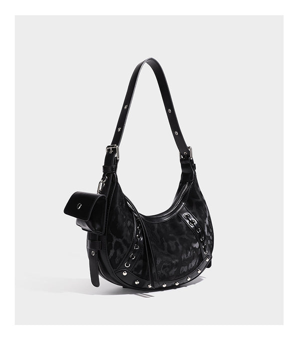 Crescent-Hobo-Schultertasche mit braunem Leopardenprint, silberfarbenen Nieten, Ösenbesatz, verstellbarem Riemen und abnehmbarem Mini