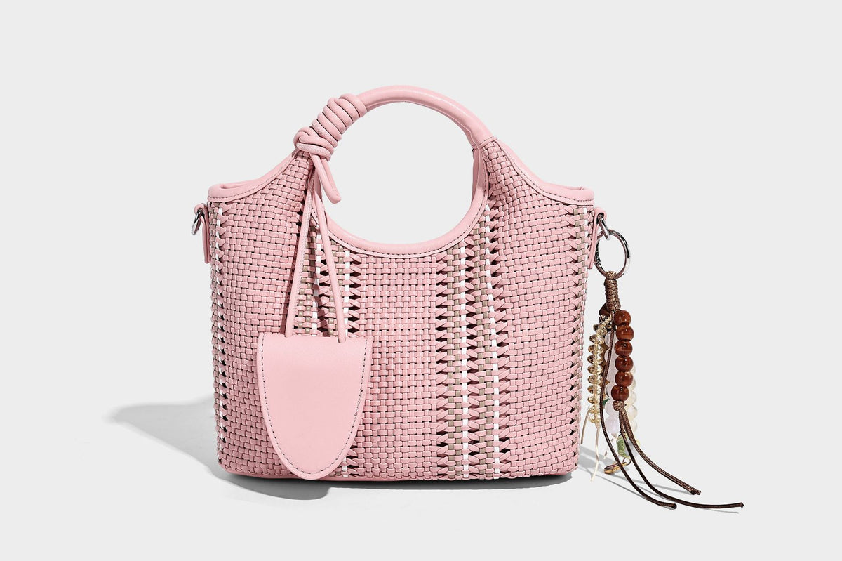 Geflochtene Bucket-Tote in Pastellblau mit geflochtenen Tragegriffen, vorderem Steckfach, Perlenanhänger und abnehmbarem Crossbody-Riemen