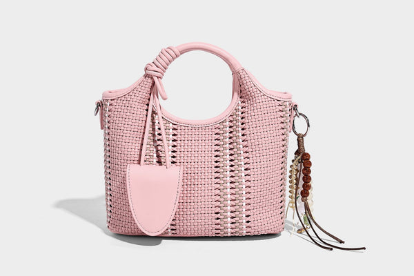 Geflochtene Bucket-Tote in Pastellblau mit geflochtenen Tragegriffen, vorderem Steckfach, Perlenanhänger und abnehmbarem Crossbody-Riemen