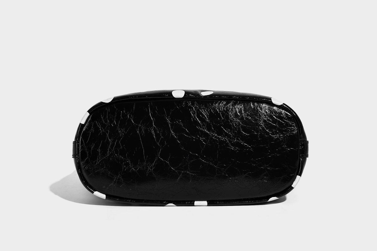 Glänzende Bucket-Bag mit schwarz-weißem Tupfenmuster, langem verstellbarem Riemen und Kordelzugverschluss, Detailansicht 14