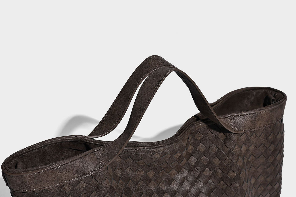 Große, formstabile Tote-Bag in Lederoptik mit gewebter Struktur und passender kleiner Tasche in Dunkelbraun, zwei Henkeln und verstellbarem