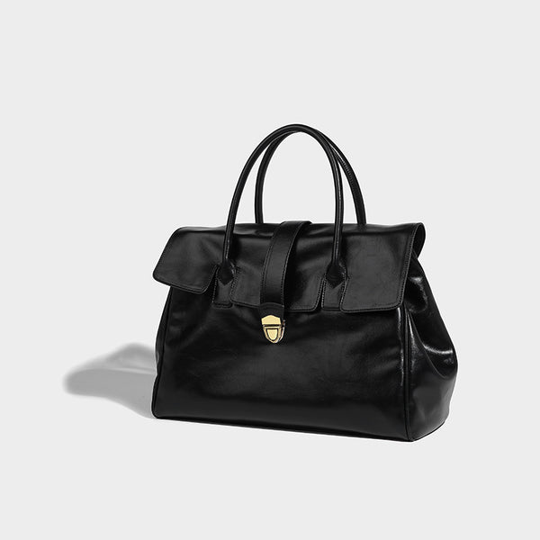 Strukturierte Henkeltasche im Shopper-Stil aus glänzender Lederoptik mit Überschlag, Mittelriemen, goldfarbenem Drehverschluss und zwei Henkeln
