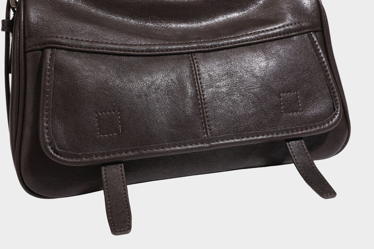 Formstabile rechteckige Schultertasche mit vorderem Überschlag in dunkler Espresso-Lederoptik, silberfarbenen Beschlägen und langem