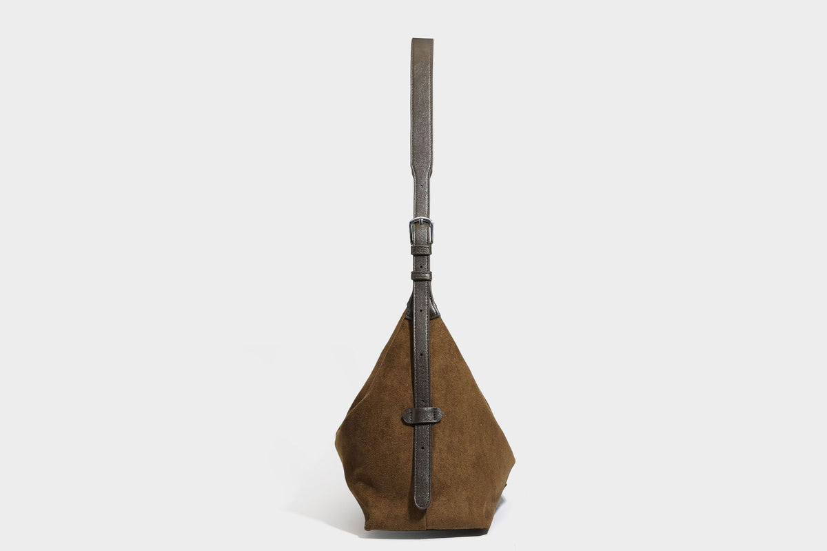 Lässige Hobo-Schultertasche mit matter brauner Wildlederoptik, dunklen glatten Besätzen, Reißverschluss oben und langem, verstellbarem