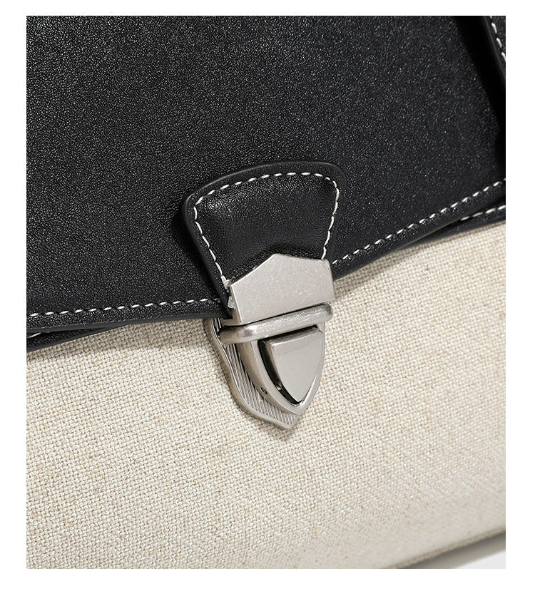 Strukturierte zweifarbige Schultertasche mit Klappe in schwarzer Lederoptik, cremefarbenem Körper mit Webstruktur, silberfarbenem Drehverschluss und doppeltem