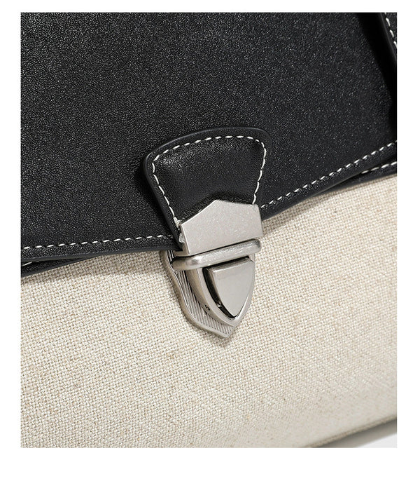 Strukturierte zweifarbige Schultertasche mit Klappe in schwarzer Lederoptik, cremefarbenem Körper mit Webstruktur, silberfarbenem Drehverschluss und doppeltem