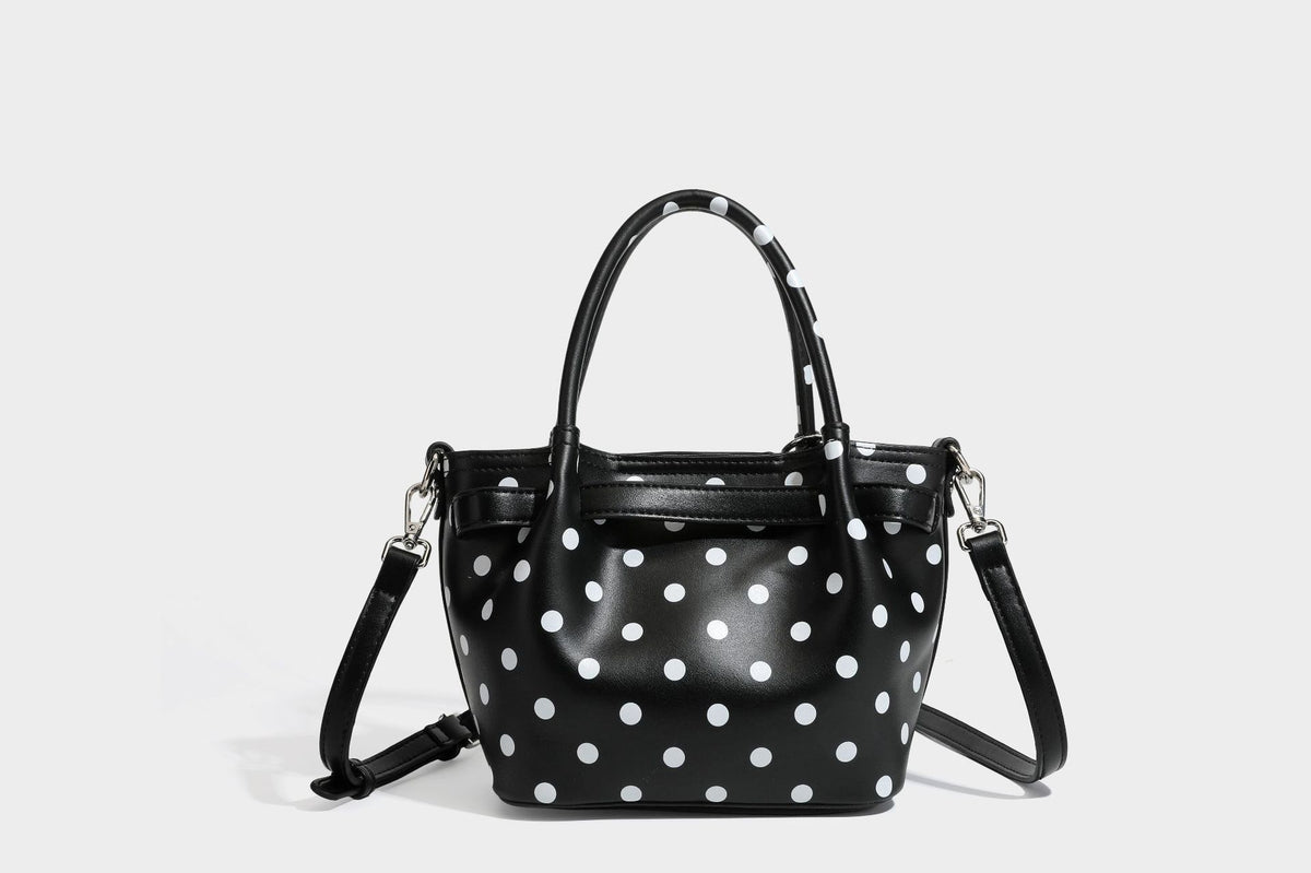 Kleine strukturierte Mini-Tote-Bag mit Punkten in Braun und weißen Tupfen, Sternanhänger, zwei Tragegriffen und abnehmbarem Schulterriemen