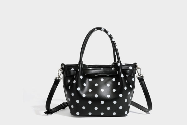 Kleine strukturierte Mini-Tote-Bag mit Punkten in Braun und weißen Tupfen, Sternanhänger, zwei Tragegriffen und abnehmbarem Schulterriemen