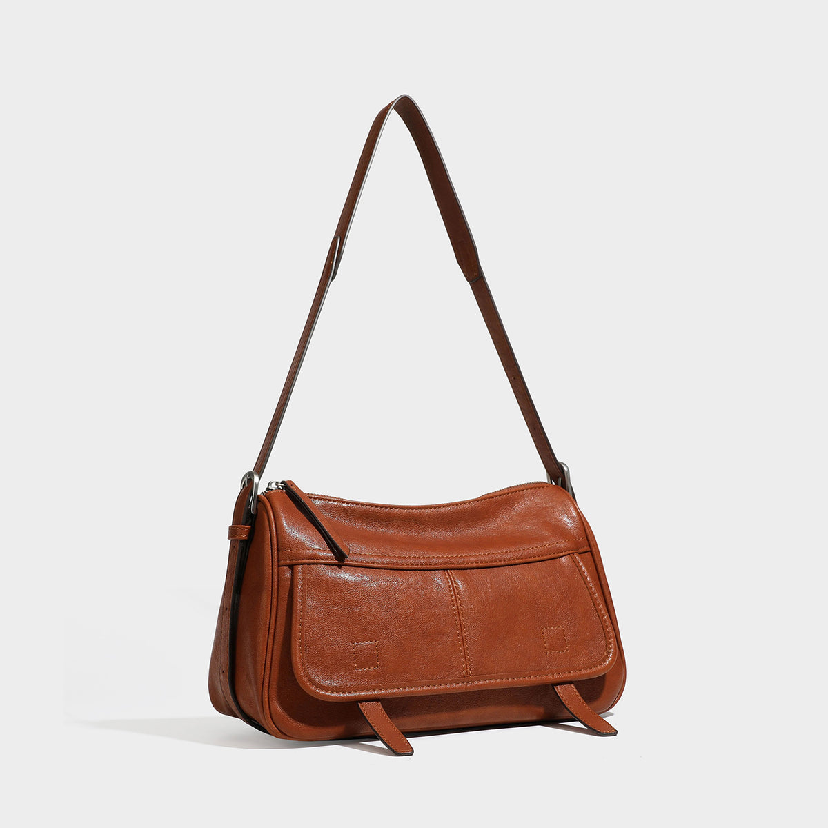 Strukturierte rechteckige Schultertasche mit Überschlag aus dunkelbrauner Espresso-Kunstleder-Optik, silberfarbenen Beschlägen und langem