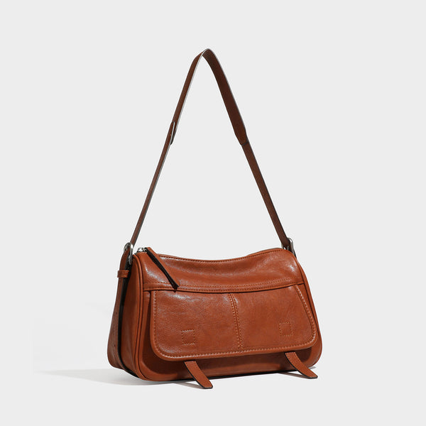 Strukturierte rechteckige Schultertasche mit Überschlag aus dunkelbrauner Espresso-Kunstleder-Optik, silberfarbenen Beschlägen und langem