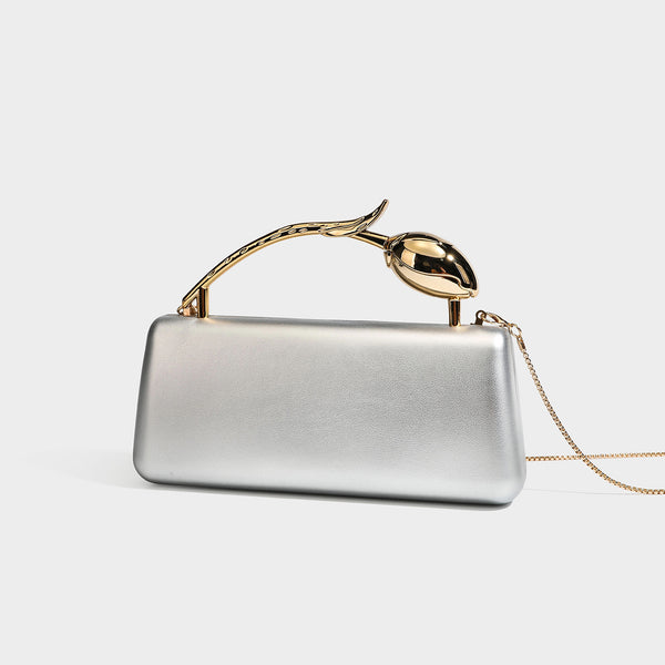 Strukturierte rechteckige Clutch mit Tragegriff in Form einer Rose in Goldoptik und abnehmbarem Kettenriemen in Metallic-Optik, Vorderansicht