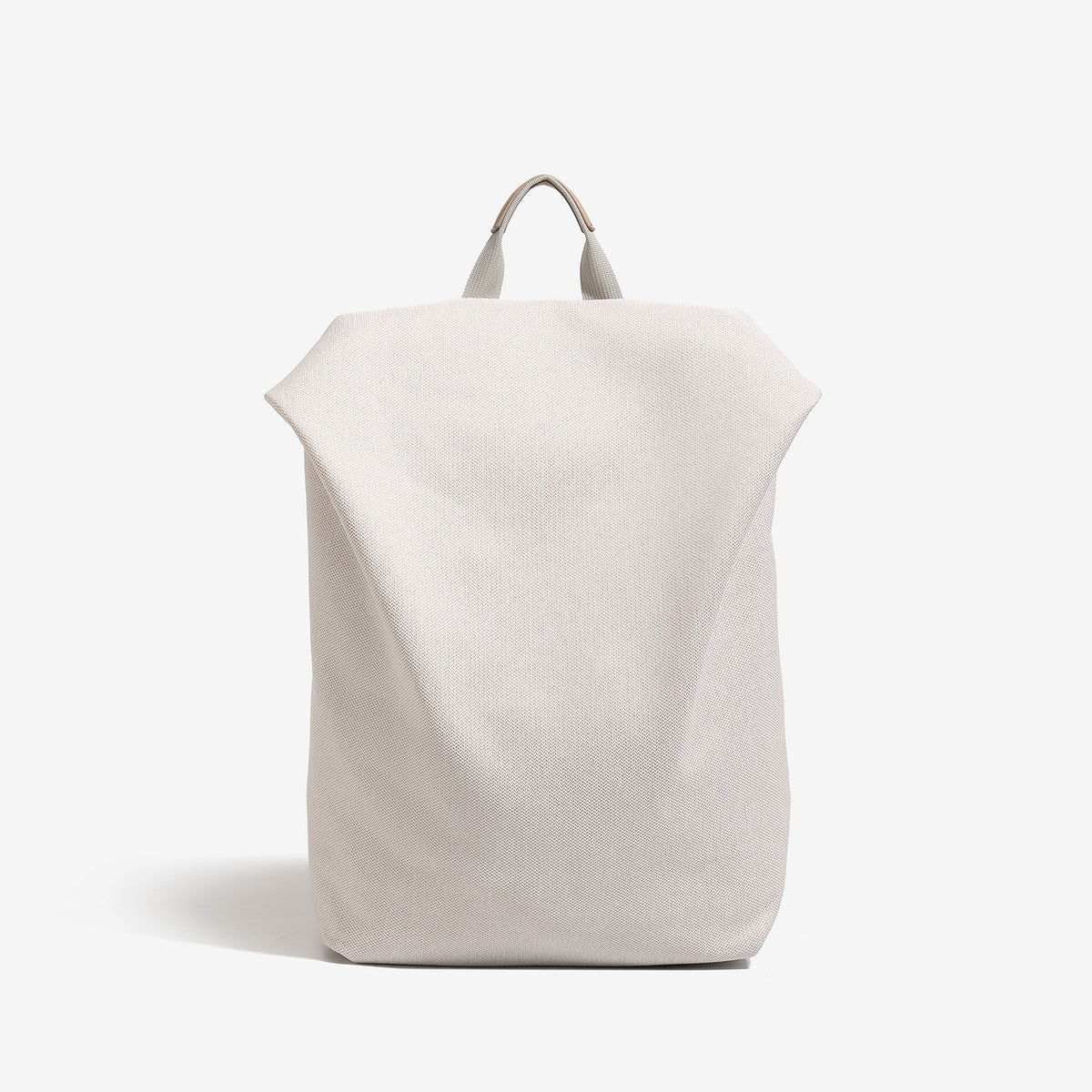 Minimalistischer matter Rucksack aus gewebtem Material mit kurzem Tragegriff und verstellbaren Schulterriemen, Detailansicht 6