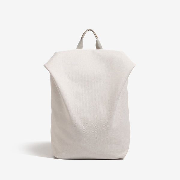Minimalistischer matter Rucksack aus gewebtem Material mit kurzem Tragegriff und verstellbaren Schulterriemen, Detailansicht 6