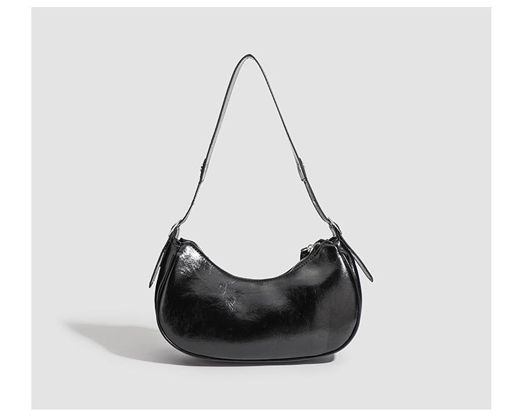 Glänzende schwarze sichelförmige Hobo-Schultertasche mit übereinander angeordneten Gürtelschnallen, silbernen Nieten und zwei vorderen Reißverschlusstaschen, Detailansicht 12