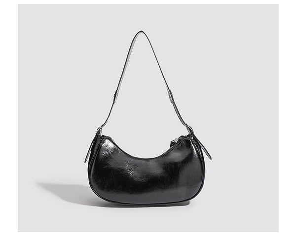 Glänzende schwarze sichelförmige Hobo-Schultertasche mit übereinander angeordneten Gürtelschnallen, silbernen Nieten und zwei vorderen Reißverschlusstaschen, Detailansicht 12