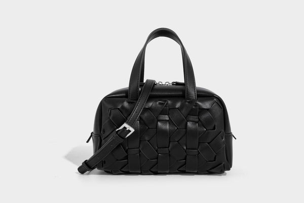 Kleine, strukturierte wandelbare Henkeltasche mit gewebten Einsätzen, kontrastierender Paspelierung, silberfarbenem Reißverschluss und abnehmbarem, Detail