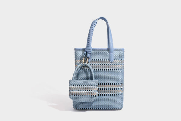 Kleine, formstabile Korb-Shopper-Tasche aus geflochtenem Material mit umwickelten Griffen in Lederoptik und silberfarbenen Verschlussbeschlägen, Detailansicht 37