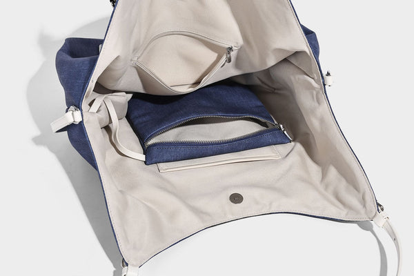 Große, weich fallende Schulter-Tote-Bag in Denim-Optik aus Canvas mit Trägern in Lederoptik, silberfarbenen Schnallendetails und einem herabhängenden