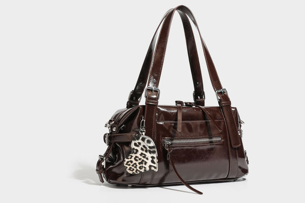 Strukturierte Schultertasche in glänzender Lederoptik mit abgerundetem Korpus, silberfarbenen Beschlägen, Reißverschlussfach auf der Vorderseite und Leopardenmuster